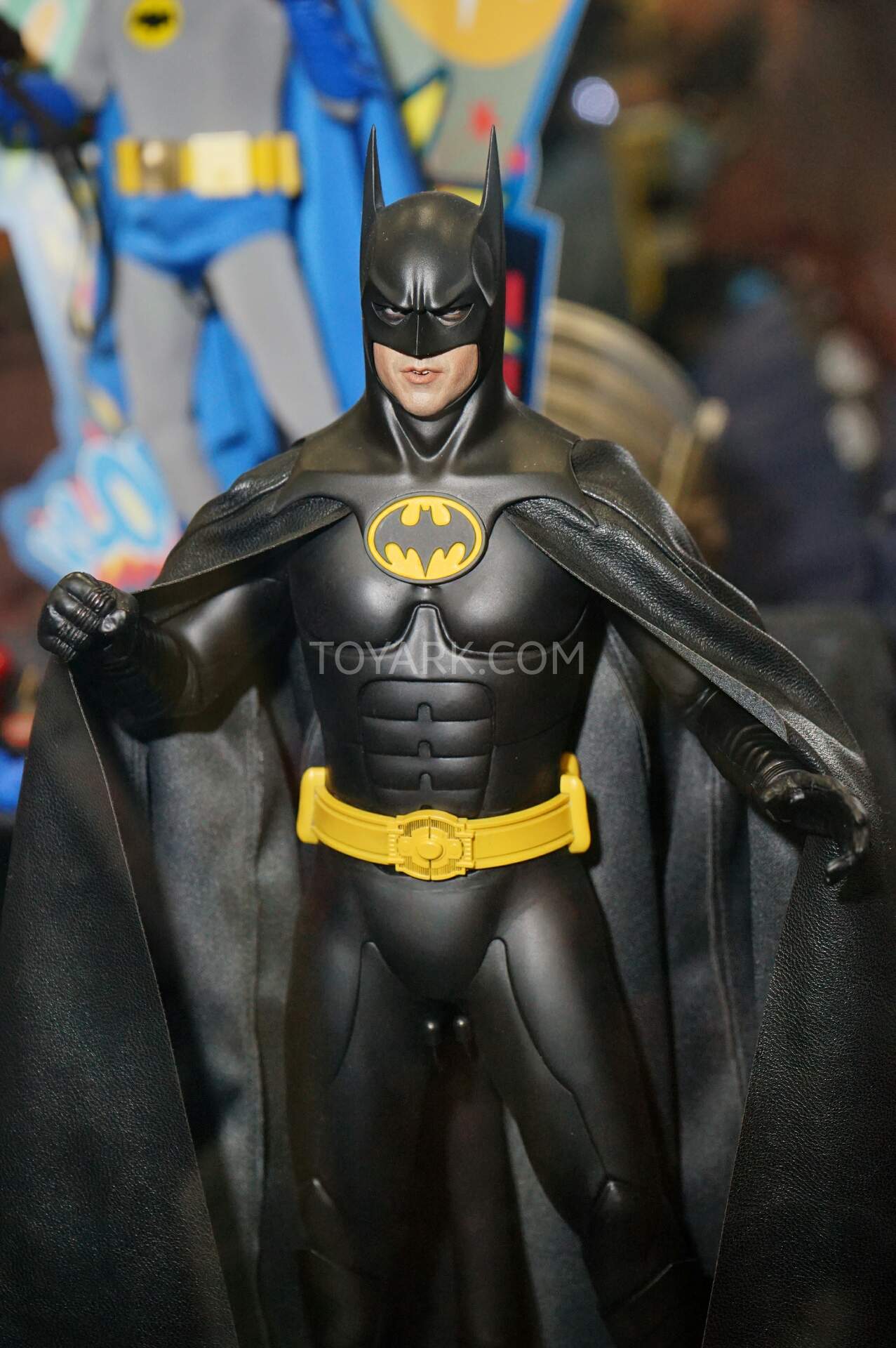 [Hot Toys] Batman Returns: Batman & Bruce Wayne (Michael Keaton) Pack 1/6 Scale - Página 5 SDCC2015-Hot-Toys-Batman-Line-003