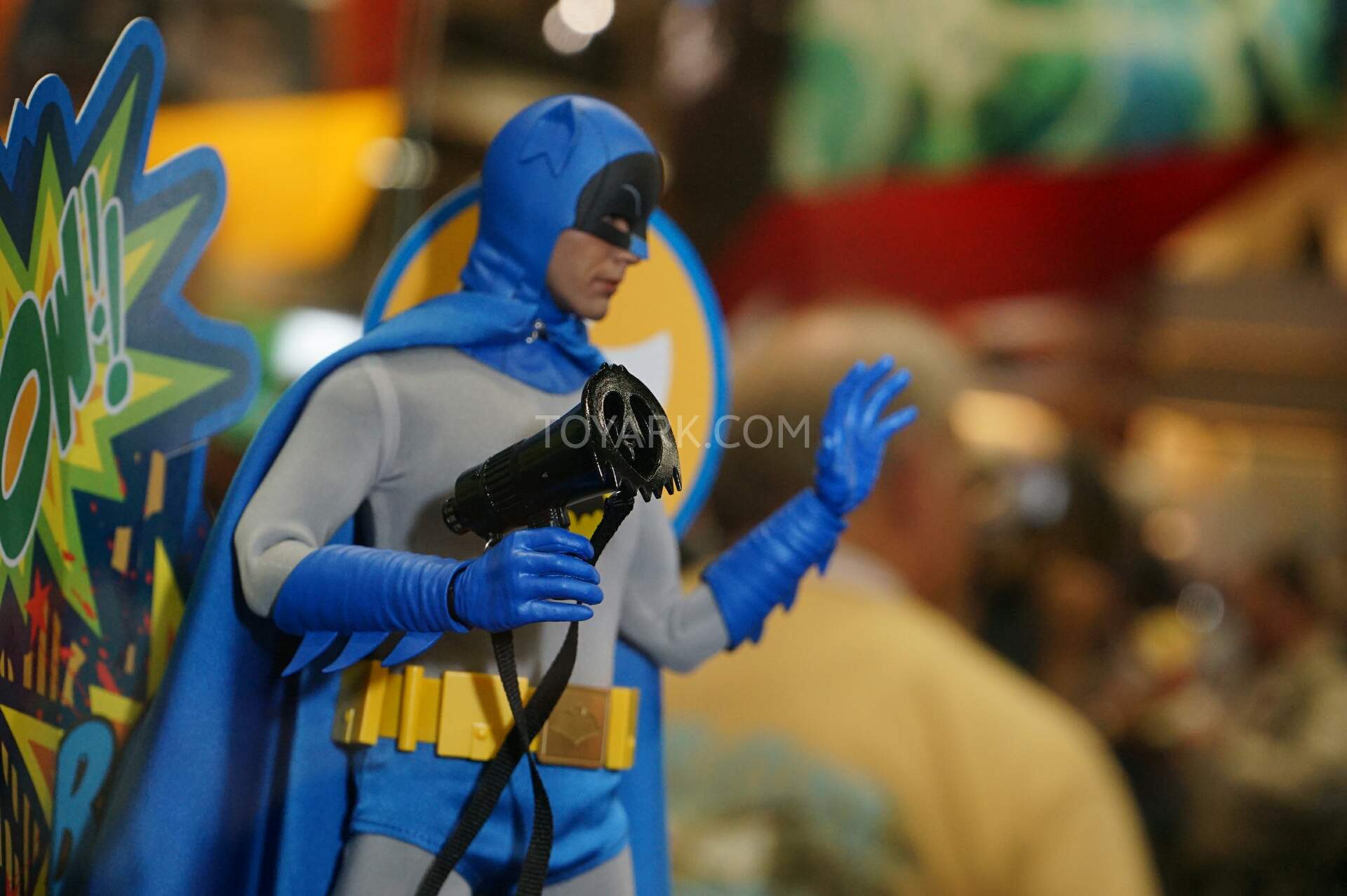 [Hot Toys] Batman 1960 TV Series: Batman Collectible Figure (Repaint) SDCC2015-Hot-Toys-Batman-Line-008