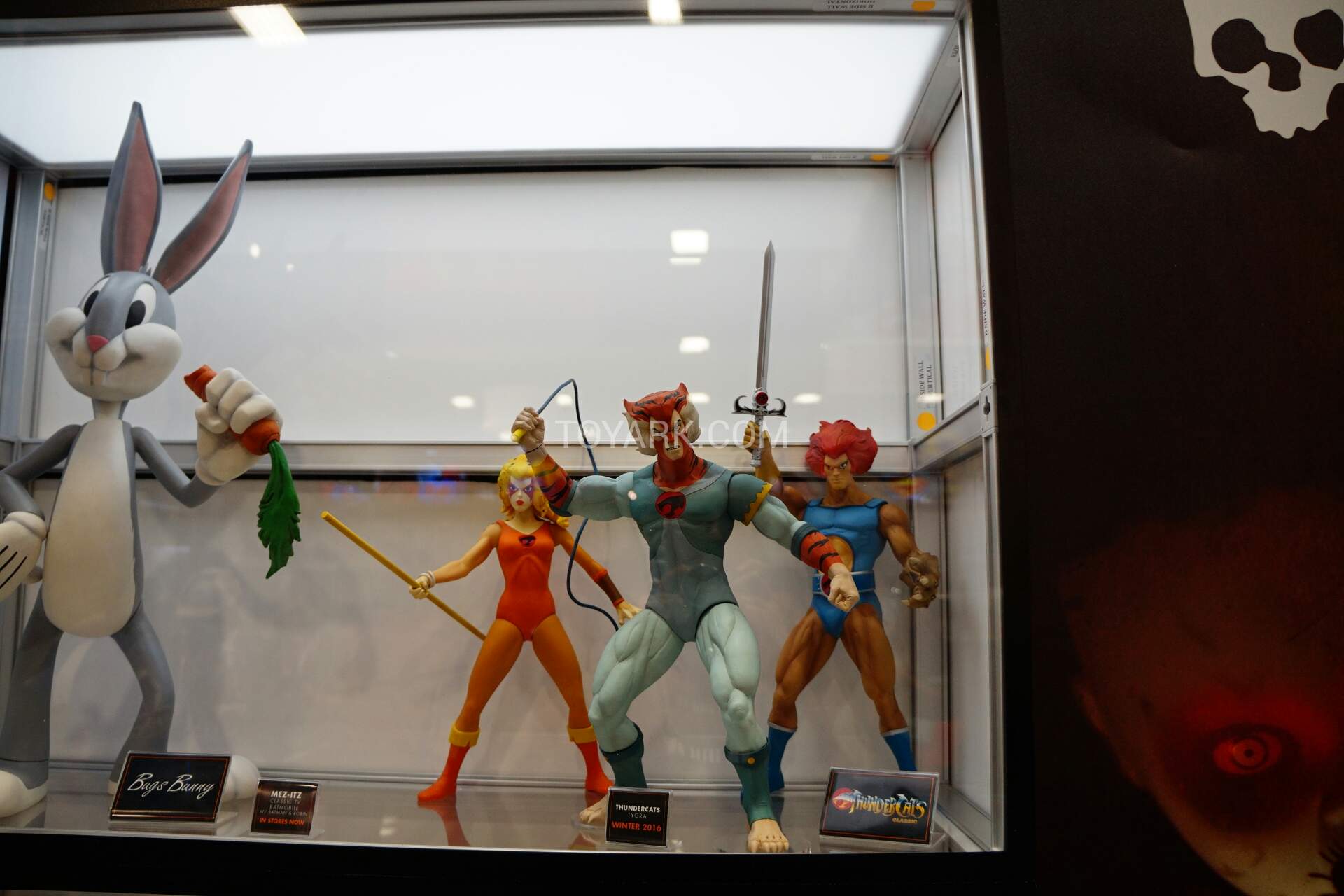 [SDCC 2015] Mezco Toyz SDCC2015-Mezco-Booth-017