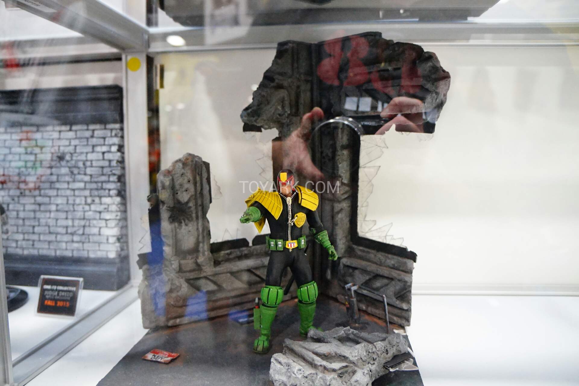 [SDCC 2015] Mezco Toyz SDCC2015-Mwzco-One12-Collective-020