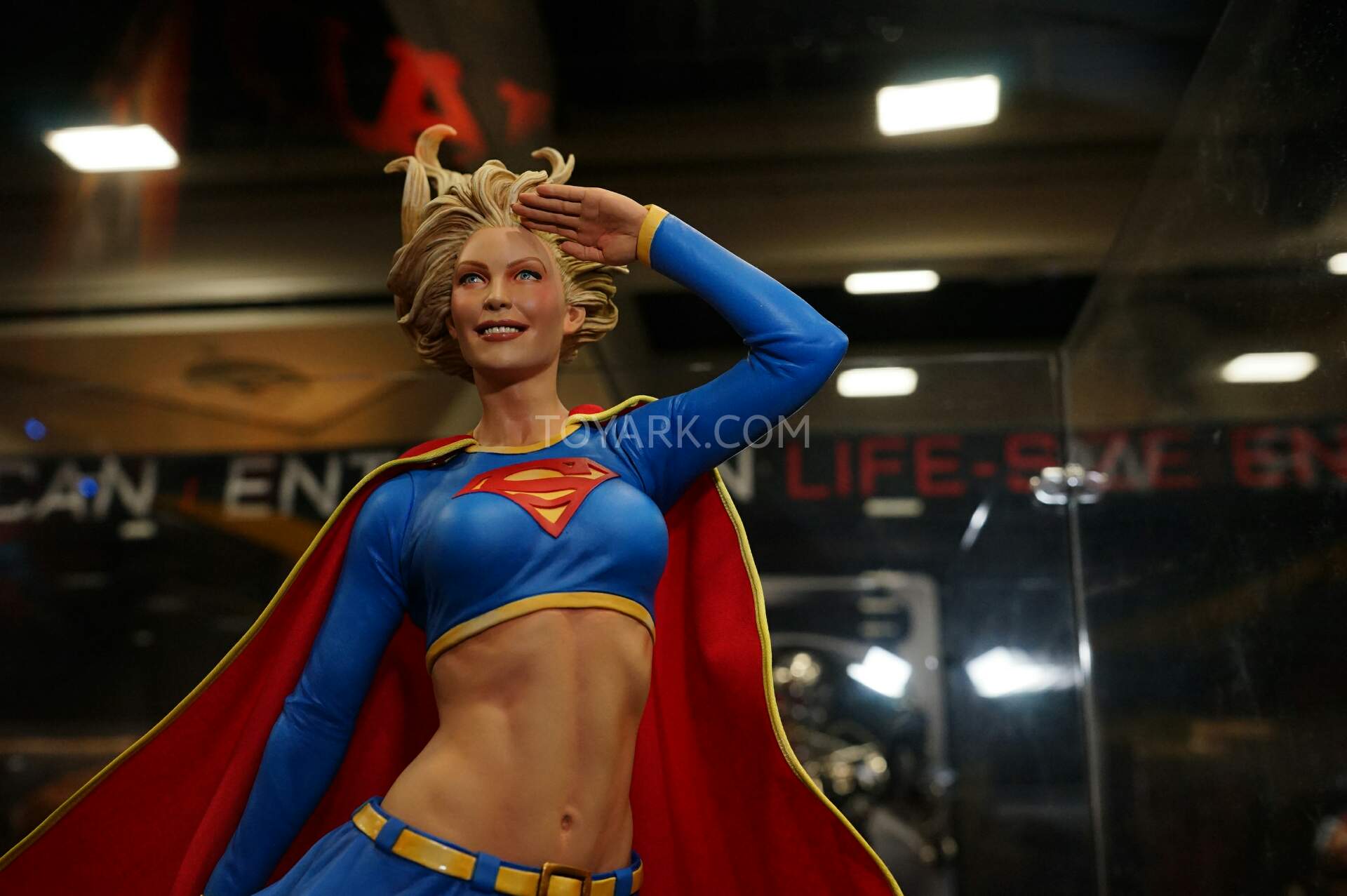 SUPERGIRL PREMIUM FORMAT - Page 2 SDCC2015-Sideshow-DC-Comics-018