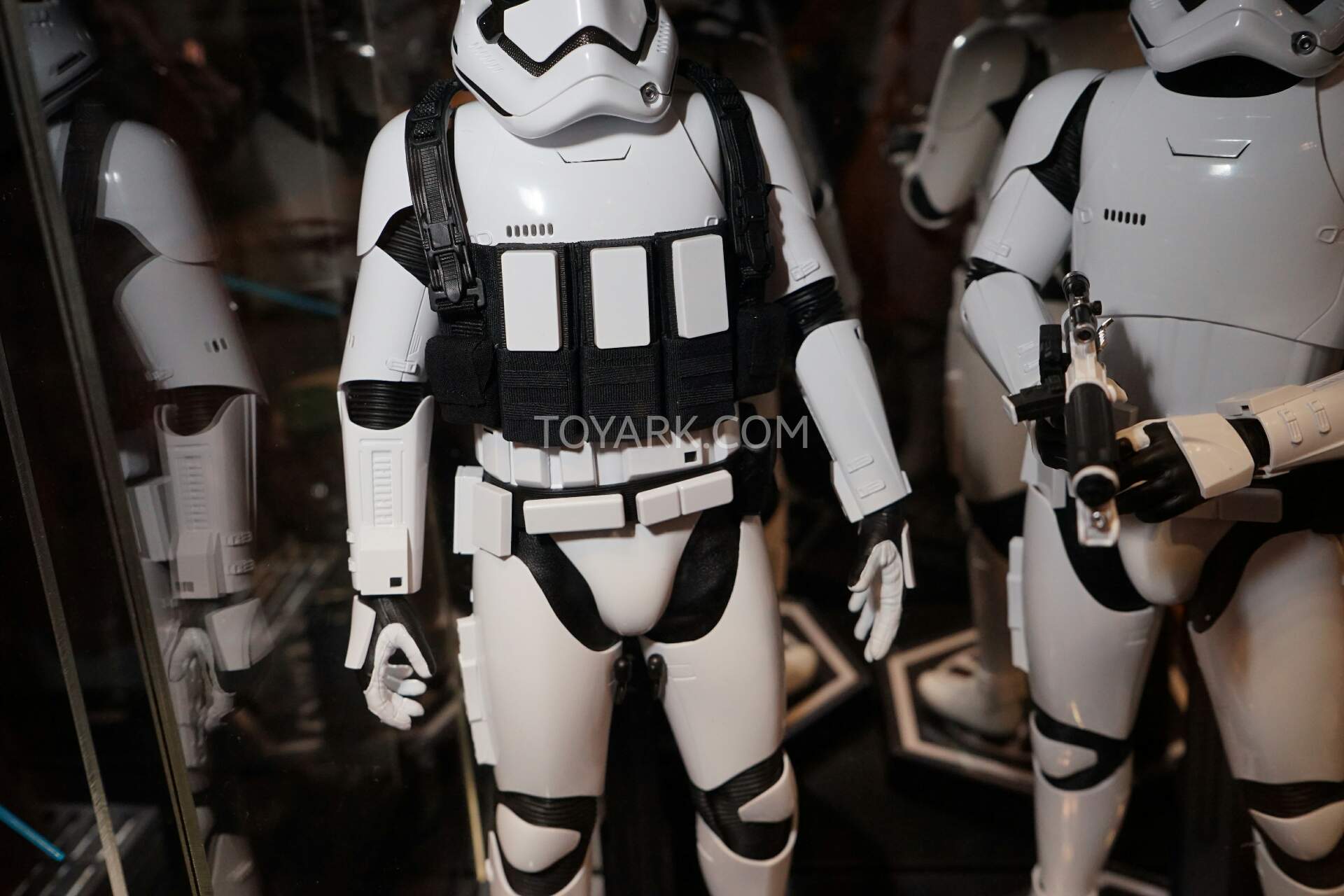 [NYCC 2015] Fotos do Evento - Página 4 NYCC2015-Hot-Toys-Star-Wars-007