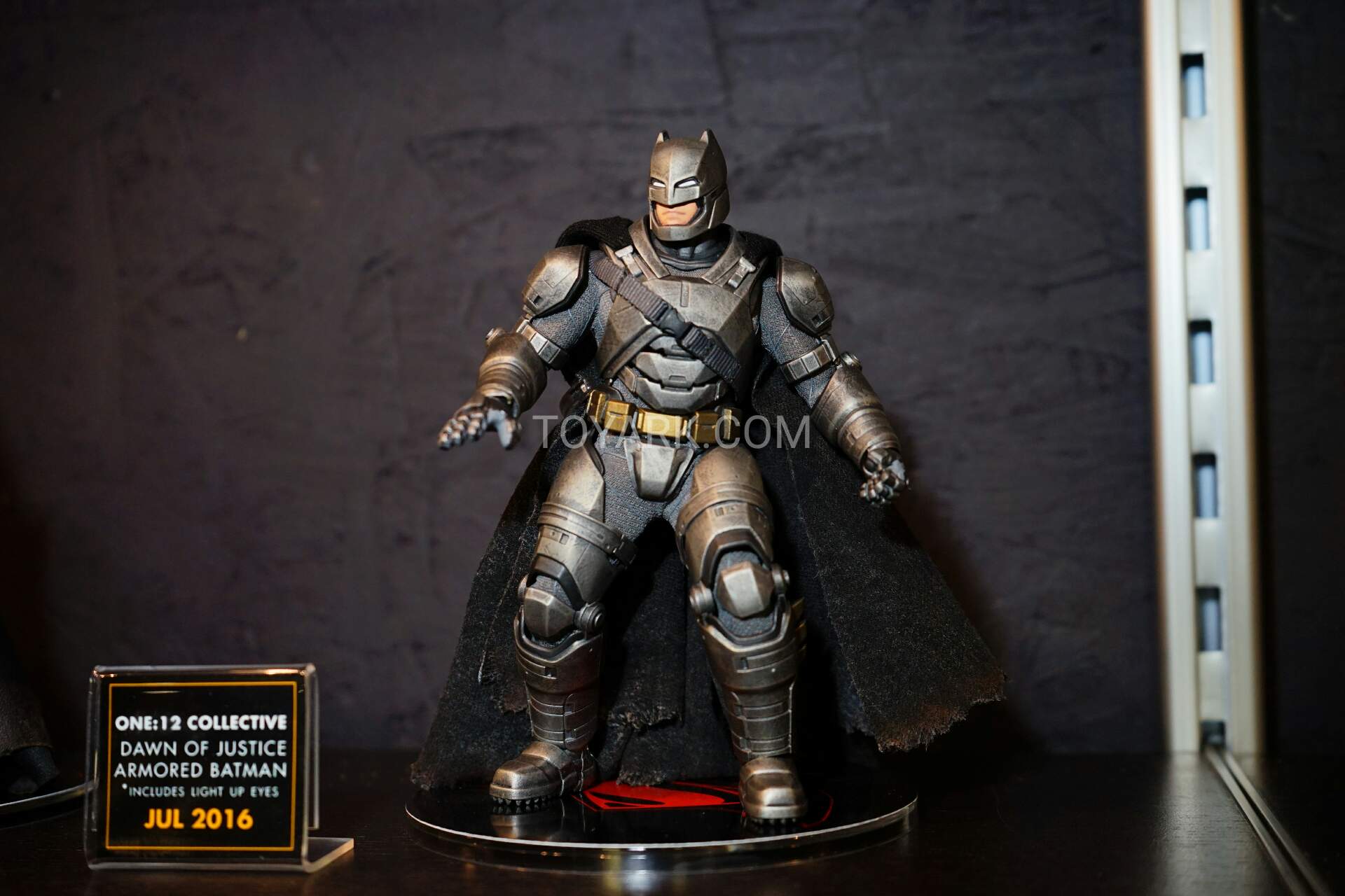 [Mezco] One:12 Collective - Batman vs. Superman - Armored Batman Mezco-One12-DC-029