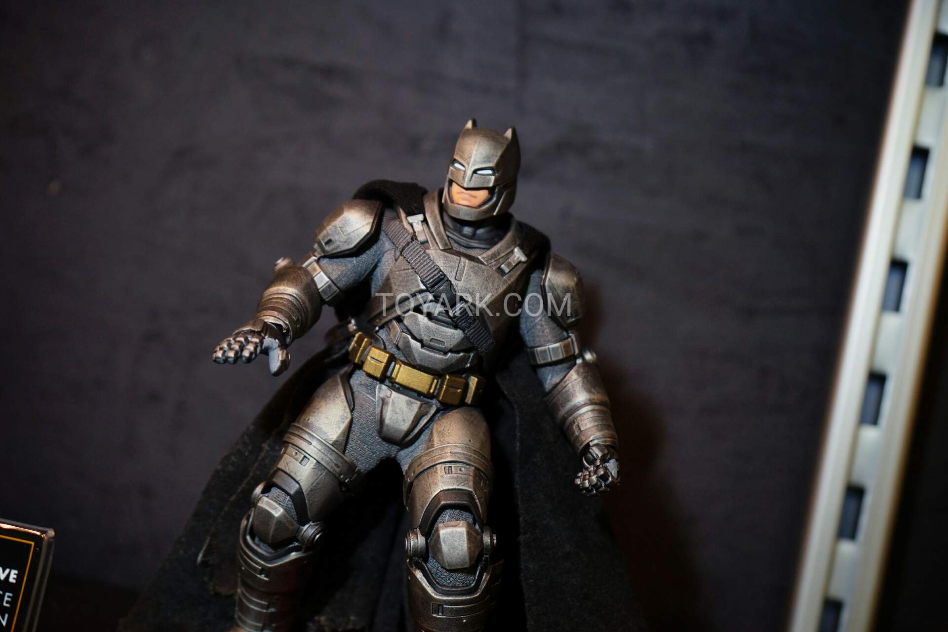 [Mezco] One:12 Collective - Batman vs. Superman - Armored Batman Mezco-One12-DC-031