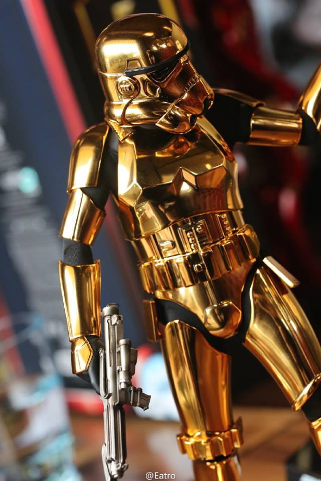 Hot Toys Star Wars 1/6 Scale Gold Stormtrooper Figure Hot-Toys-Gold-Stormtrooper-Display-008