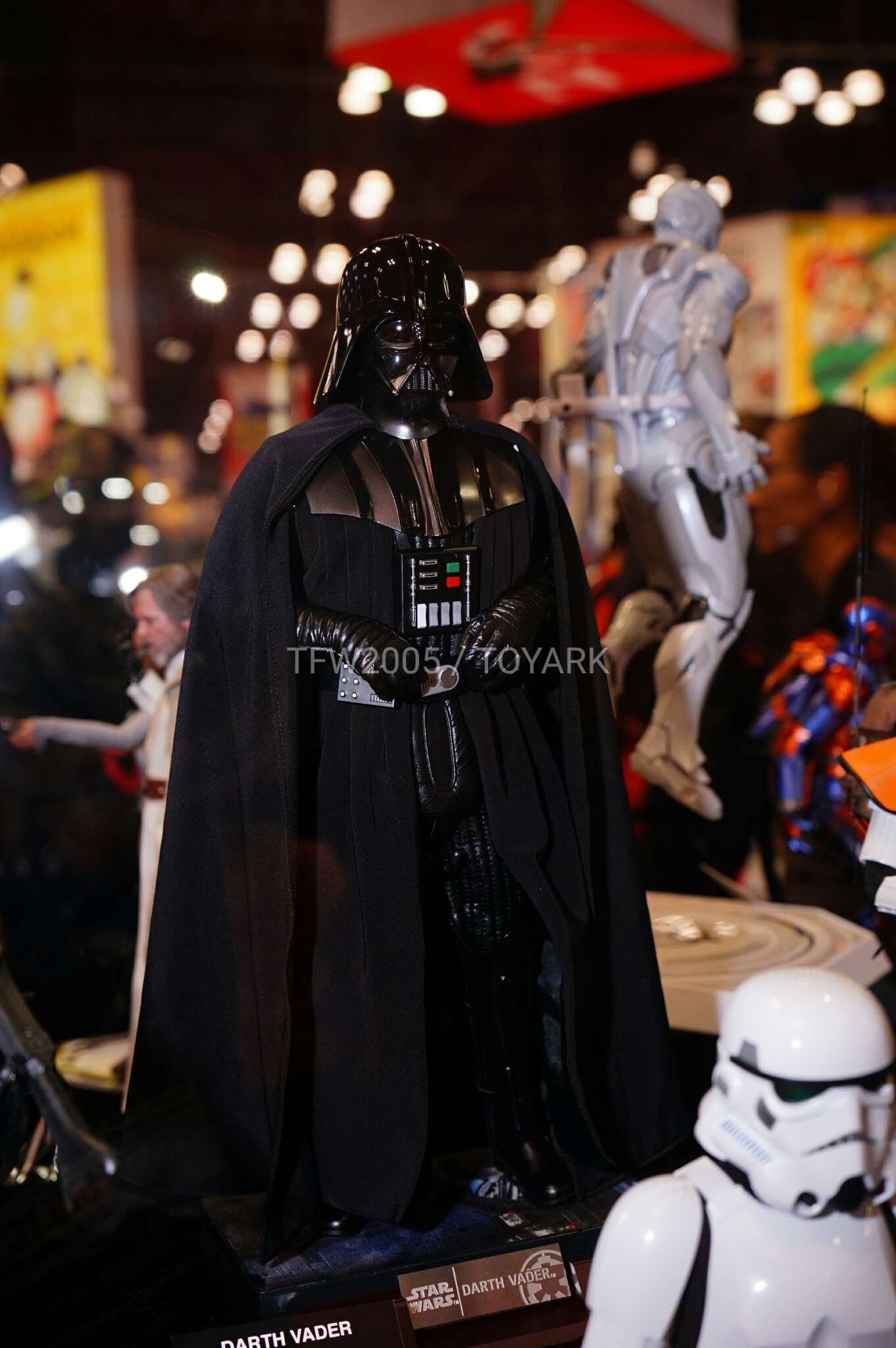 [Hot Toys] Star Wars: Rogue One - Darth Vader NYCC2016-Hot-Toys-Star-Wars-019