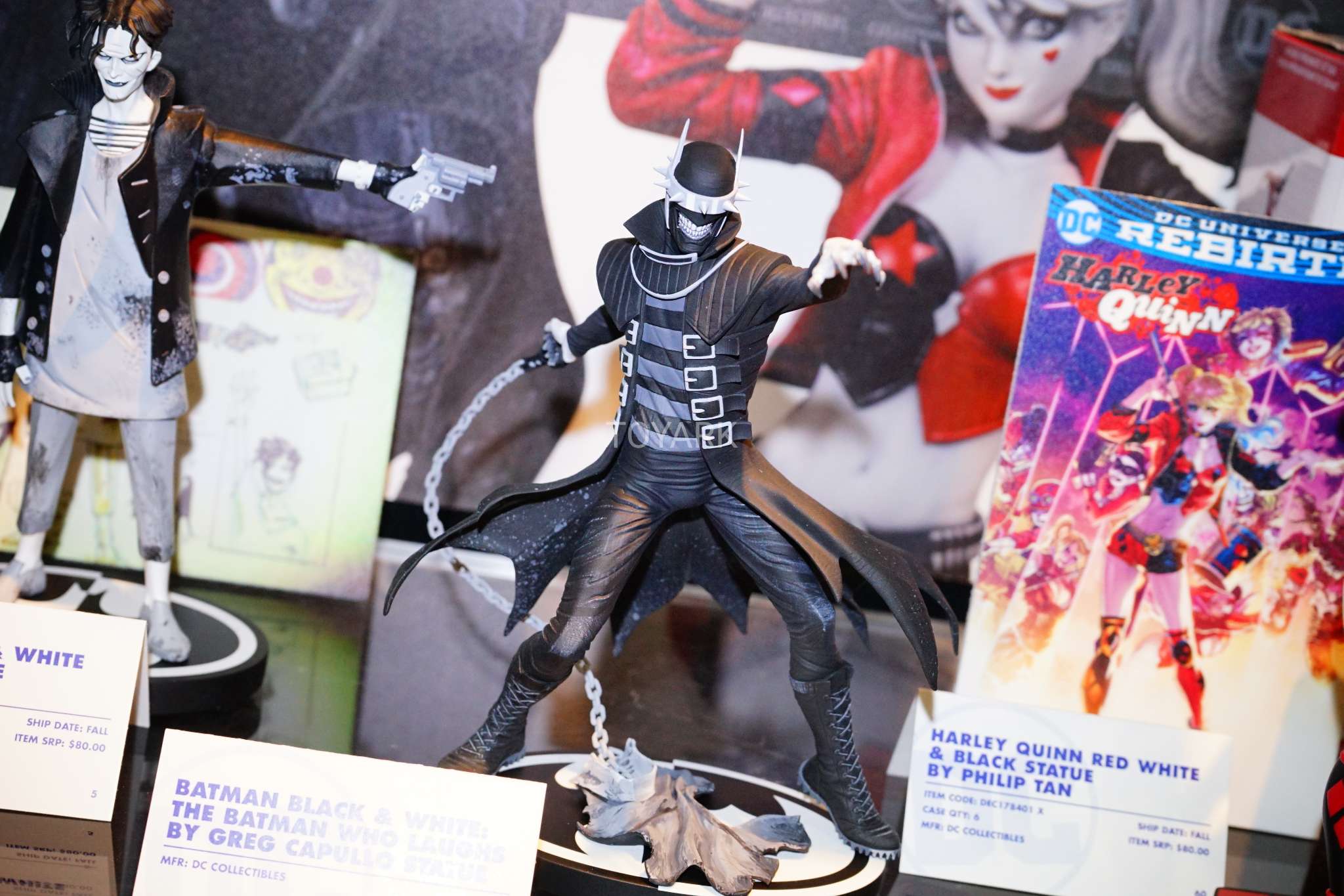 [DC Collectibles] Batman "Que Ri" Black and White Statue DC Collectibles Greg Capullo Toy-Fair-2018-DC-Collectibles-017