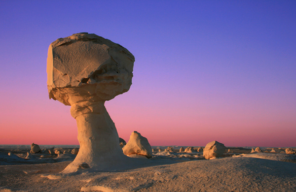 الصحراء البيضاء..  في مصر بياض الثلج وصلابة الصخور.  Sunset_at_White_Desert