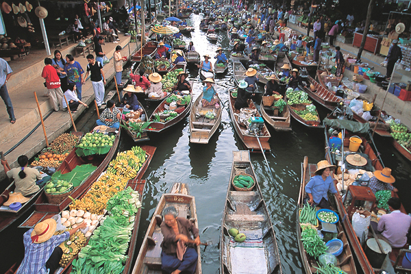 زيارة إلى تايلاند.. بلد العجائب الآسيوية Thailand-Floating-market-