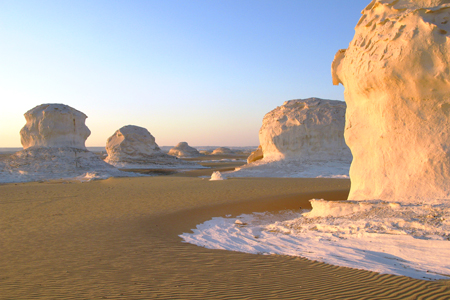 الصحراء البيضاء..  في مصر بياض الثلج وصلابة الصخور.  White-Desert-05