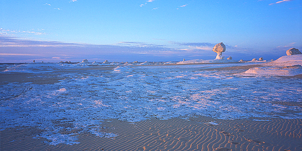 الصحراء البيضاء..  في مصر بياض الثلج وصلابة الصخور.  White-Desert-s-