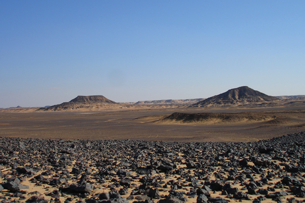 23 مكانًا مبهرًا في مصر لا يعرف البعض عنها شيئًا Black-desert-Egypt-1