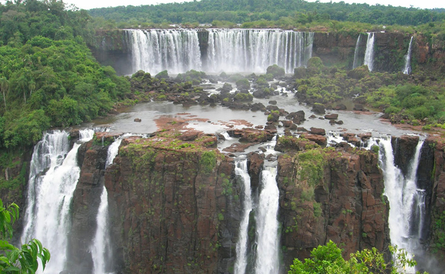 شلالات اجوازو.. أسطورة سرقتها شلالات نياجرا Iguazu-Brazil-side-