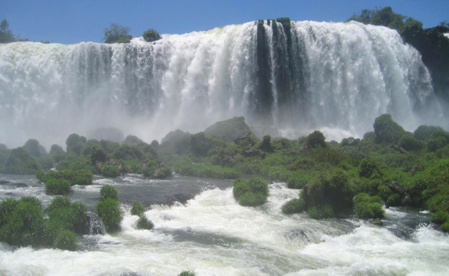 شلالات اجوازو.. أسطورة سرقتها شلالات نياجرا Iguazu-Falls-Argentina-