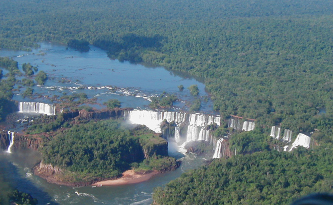 شلالات اجوازو.. أسطورة سرقتها شلالات نياجرا Iguazu_falls-ariel