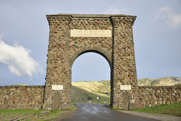  حديقة “يلوستون” Yellowstone-arch