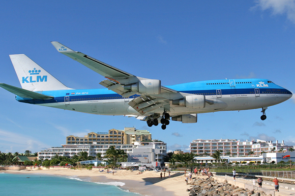 عشرة من أغرب الشواطئ حول العالم Maho_beach