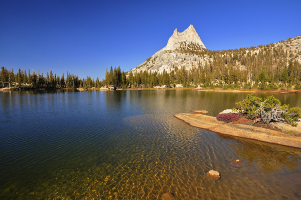 من اكثر المناطق اثاره  Cathedral_Peak_Yosemite_National_Park-