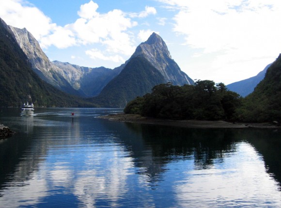 من اكثر المناطق اثاره  Milford-Sound-from-New-Zealand-580x429