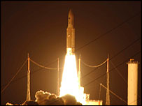 أريان 5 يطلق آخر قمرين خلال عام 2008 _39063683_launch_esa_203