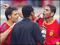 رابطة مشجعي منتخب اسبانيا في كاس العالم 2010 _40691427_spain203