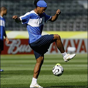 صور للساحر رونالدينهو _41759176_ronaldinho_al300