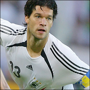 مدرب برشلونة فرنك ريكارد يمدح شنايدر لاعب ريال مدريد ! _41767252_ballack_getty300