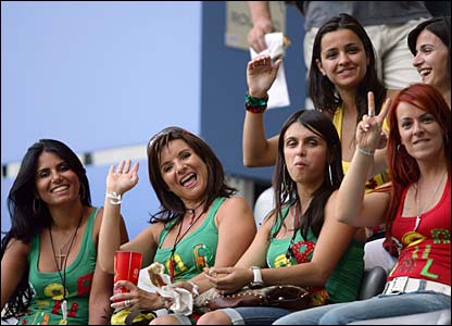 Euro 2008 - Page 9 _41852136_portugalfans416