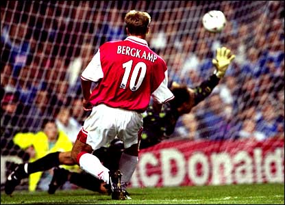 Candidature Arsenal _41912204_bergkamp_leicester416