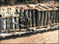 Israel urged to shun cluster bomb _41927718_artillery_203indexbody