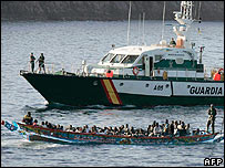 Tenerife tourists help migrants _41947400_boatafp203b