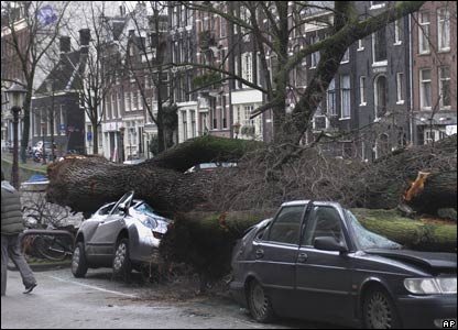 Severna i zapadna Evropa blokirane nevremenom _42467333_amsterdam_ap