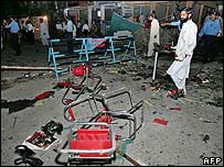 استهدفا حجاج يقصدونه.. مقتل 41 فى تفجيرين قرب ضريح صوفى بباكستان _44004662_pakistan_bombing203afp