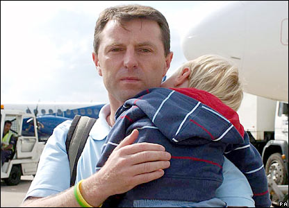 Madeleine McCann -- Missing 5/3/07 - Page 2 _44105624_gerry_pa_416