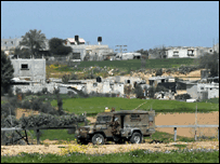 مقتل جندي اسرائيلي واصابة ثلاثة _44472580_jeepwreckage1