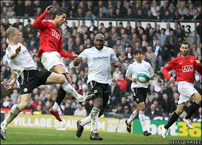 UNITED 1-0 DERBY:CHIẾN THẮNG NHỌC NHẰN ĐƯA QUỶ ĐỎ LÊN NGÔI ĐẦU! _44494962_cr_getty416