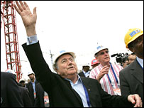 3.7 مليار دولار كلفة مونديال 2010 _44501603_blatter_construction_203