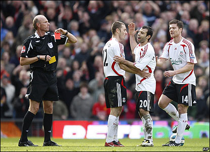 UNITED 3-0 LIVERPOOL:SẮC ĐỎ TRÀN NGẬP OLD TRAFFORD!VẪY TAY CHÀO ARSENAL! _44510275_red_ap