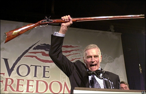 Hoy, 19 de Marzo, se aprueba la ley Sinde de propiedad intelectual. - Página 2 _44543795_charlton_heston_nra466ap