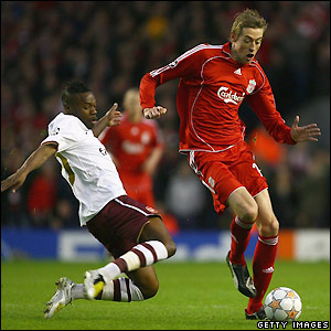 Liverpool v Arsenal |     _44551541_crouch_getty300