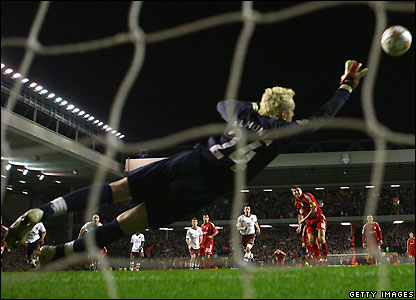 Liverpool v Arsenal |     _44551601_gerrard3_getty416