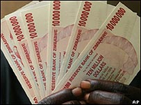 ورقة نقدية بـ 500 مليون دولار في زيمبابوي _44661411_zibbab00