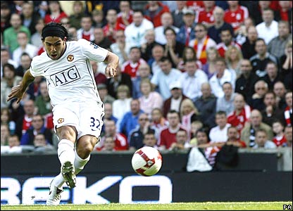 Liverpool 2  1 Man Utd _45014737_tevez_pa416