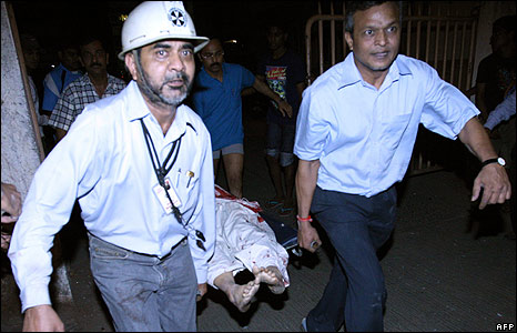 Terror in mumbai _45244919_rescueworkers_afp466