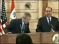 الصحفي منتظر الزيدي وحادثة رمي الحذاء على بوش وتفاصيل محاكمته _45297325_shoegrab203