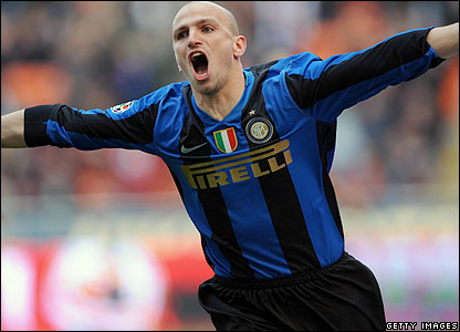 صور لـ افضل 25 لاعب سيغيب عن كاس العالم _45590683_cambiasso_getty416