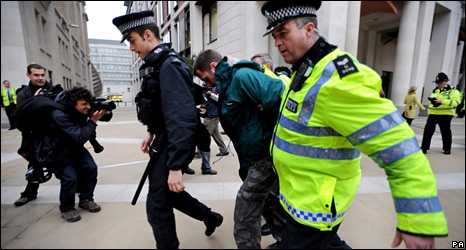 G20 - il summit a Londra _45625639_lseprotesterpa466