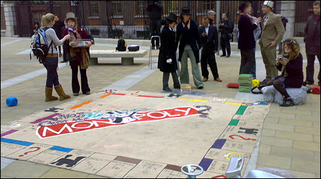 G20 - il summit a Londra _45625671_monoploy-protestors466