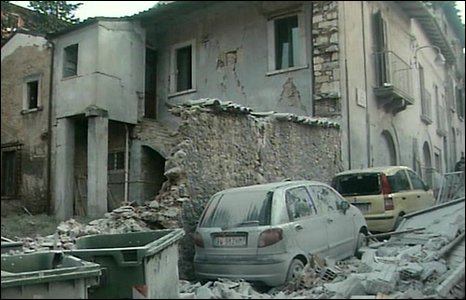 Terremoto in Abruzzo _45637026_04side_of_house