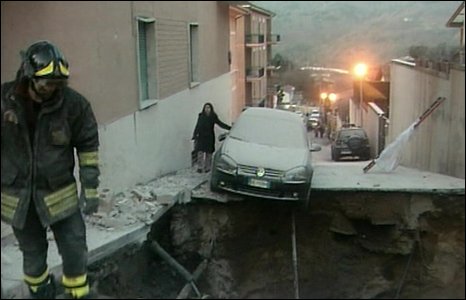 Terremoto in Abruzzo _45637027_05hanging_cartwo